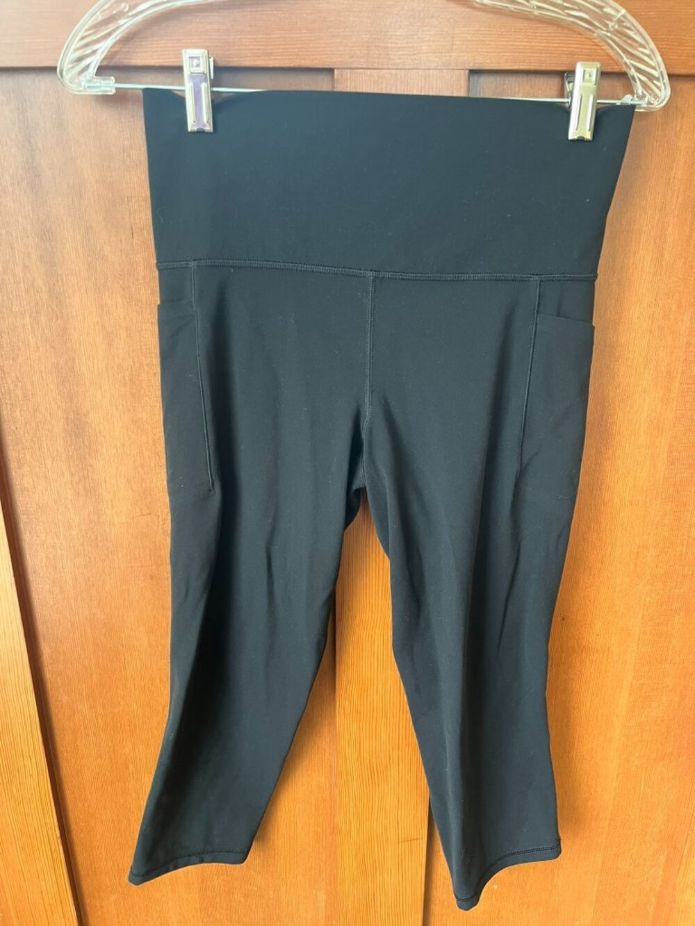Athleta Leggings Womens Black Salutation Stash Capri Pockets Workout Yoga Medium
